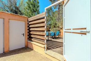 Outdoor dining - Chez Marion - Piscine - Calme - Wifi (Maubec)