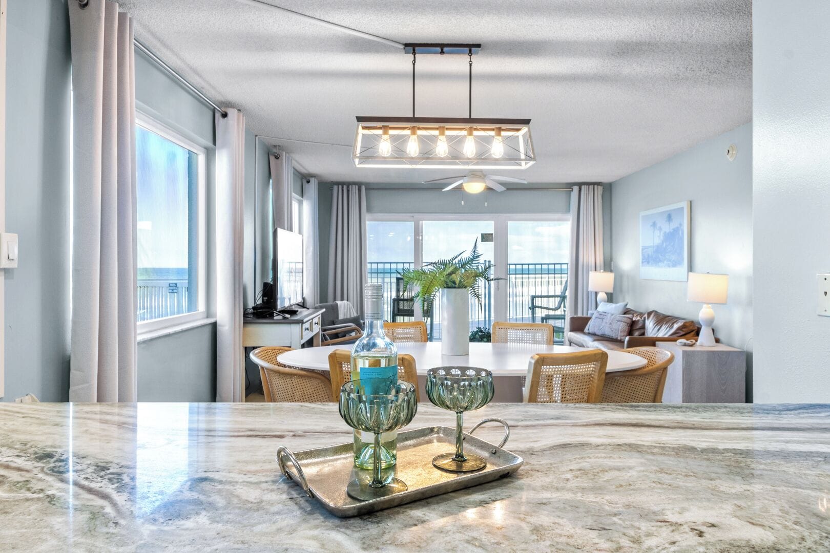 Direct Oceanfront Corner Unit with Stunning Views, Unit 104 | Dapur pribadi | Lemari es, microwave, oven, dan mesin pembuat kopi/teh