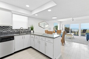 Split-Level Family & Pet Friendly Corner Condo - Oceanfront - Unit #214 | Eget kök | Kylskåp, mikrovågsugn, ugn och kaffe- och tebryggare