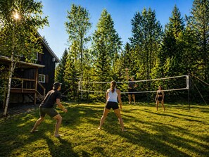 Sports court - Waterfront 4BR Chalet: Hot Tub, Kayak, 1h MTL (Chertsey)