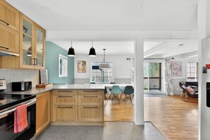 Private kitchen - Waterfront 4BR Chalet: Hot Tub, Kayak, 1h MTL (Chertsey)