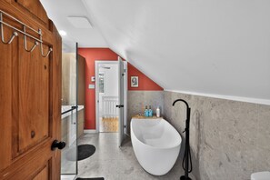 Shower, towels, soap, toilet paper - Waterfront 4BR Chalet: Hot Tub, Kayak, 1h MTL (Chertsey)