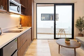 電子レンジ、コンロ、コーヒー / ティーメーカー、トースター