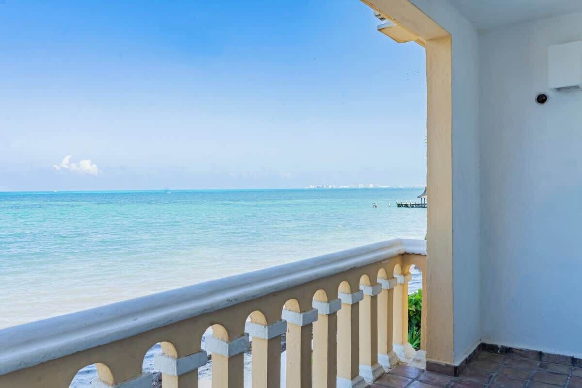 Un balcó amb vista a l'oceà.