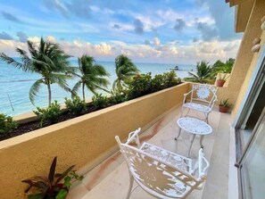 Terrace/patio - Beachfront Studio | Sea View | Pool, Gym, Beach (Cancún)