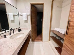 Shower, hair dryer, shampoo - Beachfront Studio | Sea View | Pool, Gym, Beach (Cancún)