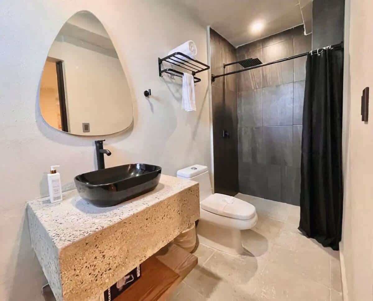 Douche, sèche-cheveux, shampoing