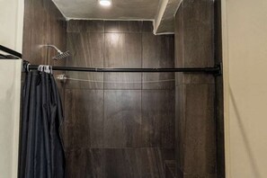 Shower, hair dryer, shampoo - Boutique Cancun Studio - King Bed, Near Mercado 28 (Cancún)