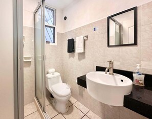 Shower, hair dryer, shampoo - Central Cancun Apt - Shared Rooftop Terrace (Cancún)