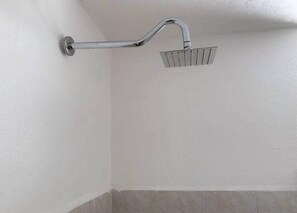 Dutxa, assecador de cabells i xampú 