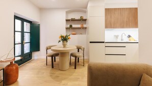 Un interior moderno con comedor, cocina y zona de estar.