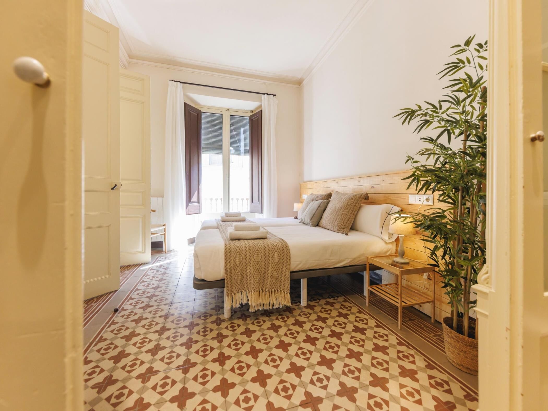 4 bedrooms, iron/ironing board, internet, bed sheets
