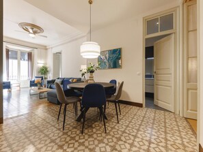 Dining - Ciutadans B - Holiday Apartment Rental Girona | Bravissimo (Girona)