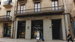 Ein Gebäude mit der Aufschrift 'Almacen de Hierros Jose Pujol'.