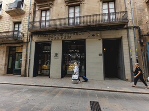 Exterior detail - Ciutadans B - Holiday Apartment Rental Girona | Bravissimo (Girona)