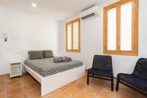 1 slaapkamer, een strijkplank/strijkijzer, gratis wifi, beddengoed