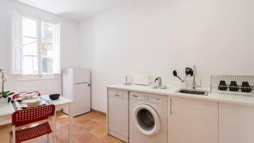 Kühlschrank, Mikrowelle, Herdplatte, Geschirrspüler