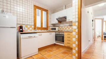 Frigorífico, microondas, horno y placa de cocina