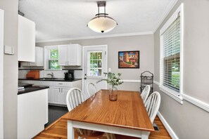 Dining - Cottage, Great Location Downtown / Airport 4 beds (Nashville)