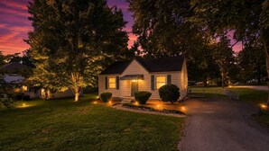A residential house with a driveway, front yard, and trees. - Cottage, Great Location Downtown / Airport 4 beds (Nashville)