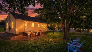 A small house with a porch, outdoor seating, and a tree. - Cottage, Great Location Downtown / Airport 4 beds (Nashville)