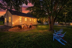 Outdoor dining - Cottage, Great Location Downtown / Airport 4 beds (Nashville)
