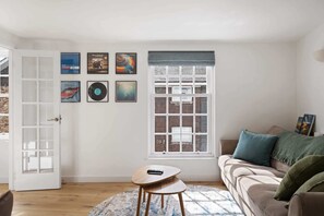 TV, video games, DVD player, stereo - Modern Mews House in Central Totnes (Devon)