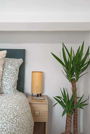 2 bedrooms, iron/ironing board, travel cot, WiFi - Modern Mews House in Central Totnes (Devon)