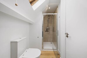 Shower, hair dryer, towels - Modern Mews House in Central Totnes (Devon)
