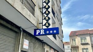 Monikerroksinen rakennus, jossa on kyltti, jossa lukee ”LA CUBANA”, ja sininen kyltti, jossa on teksti ”PR” ja tähtiä.