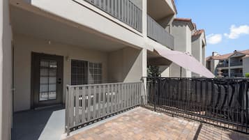 Appartement, meerdere bedden, niet-roken, patio | Terrein van de accommodatie