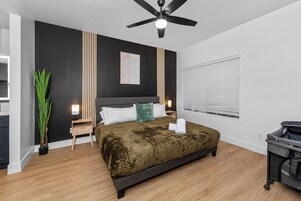 Escritorio, espacio para trabajar con laptop y cortinas blackout 