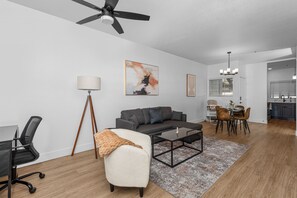 Appartement, 2 slaapkamers, niet-roken, patio | Woonruimte