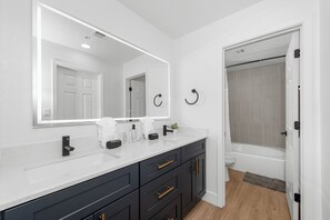 Towels, soap, shampoo, toilet paper - Hideaway by Stylish Stays (Scottsdale)