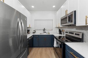 Refrigerador, microondas, horno, placa de cocina