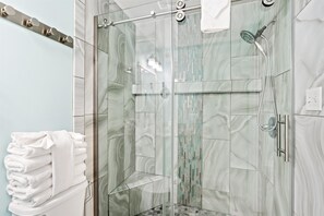 Shower, hair dryer, towels, shampoo - Coastal Condo Steps from the Beach (Gulf Shores)