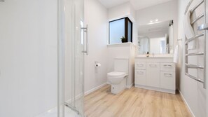Shower - Reka Family Getaway - Relaxed Alpine Escape (Queenstown)