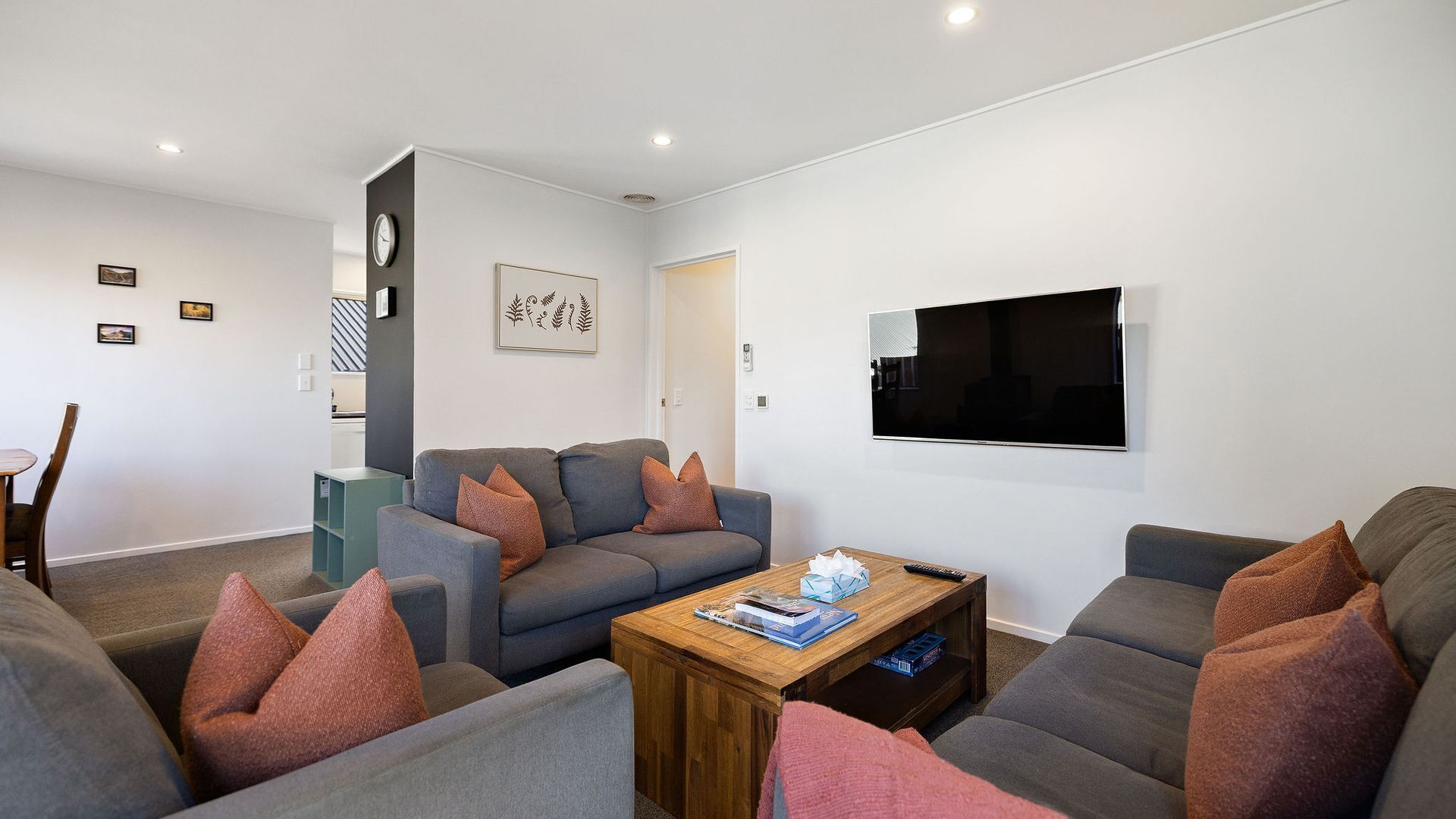 Smart TV, fireplace