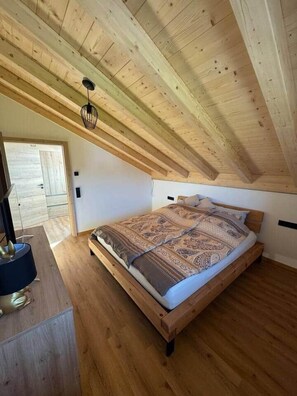 2 bedrooms, iron/ironing board, WiFi, bed sheets - "Gams im Glück" – new penthouse apartment with mountain view (Hopferau)