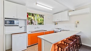 Fridge, microwave, oven, stovetop - Retro Retreat Family Holiday Home away from Home (Manyana)