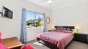 2 bedrooms - Retro Retreat Family Holiday Home away from Home (Manyana)