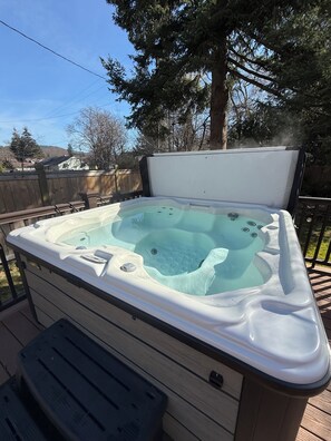 Outdoor spa tub - Lake City Hideaway (Coeur d'Alene)