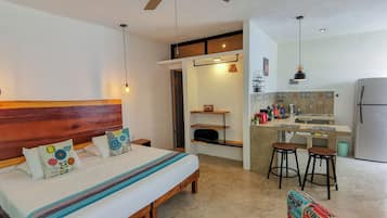 Deluxe Studio Suite, 1 King Bed