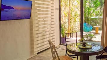 Deluxe Quadruple Room, Courtyard View | Interior