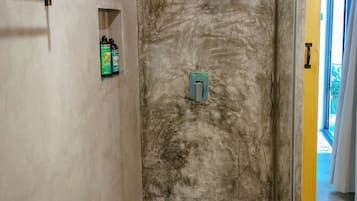 Deluxe Quadruple Room, Courtyard View | Interior