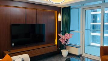 Smart TV, fireplace