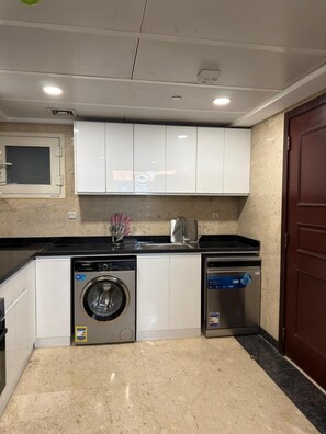 Private kitchen - Luxury hotel apartment with a charming view of the Nile and the pyramids Hilton (Cairo Governorate)