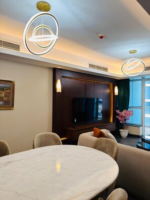 Dining - Luxury hotel apartment with a charming view of the Nile and the pyramids Hilton (Cairo Governorate)