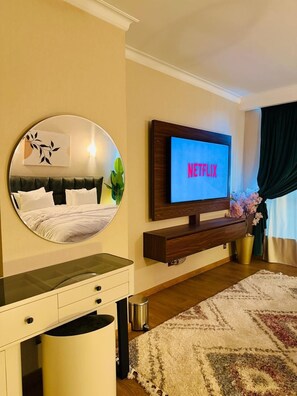 Room - Luxury hotel apartment with a charming view of the Nile and the pyramids Hilton (Cairo Governorate)