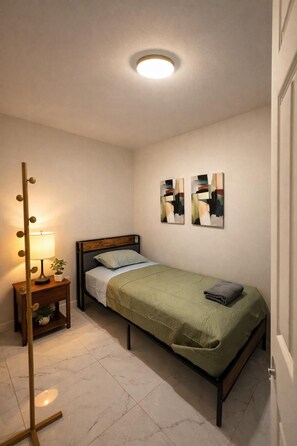 Basic Single Room - Riio Shores (Miami)